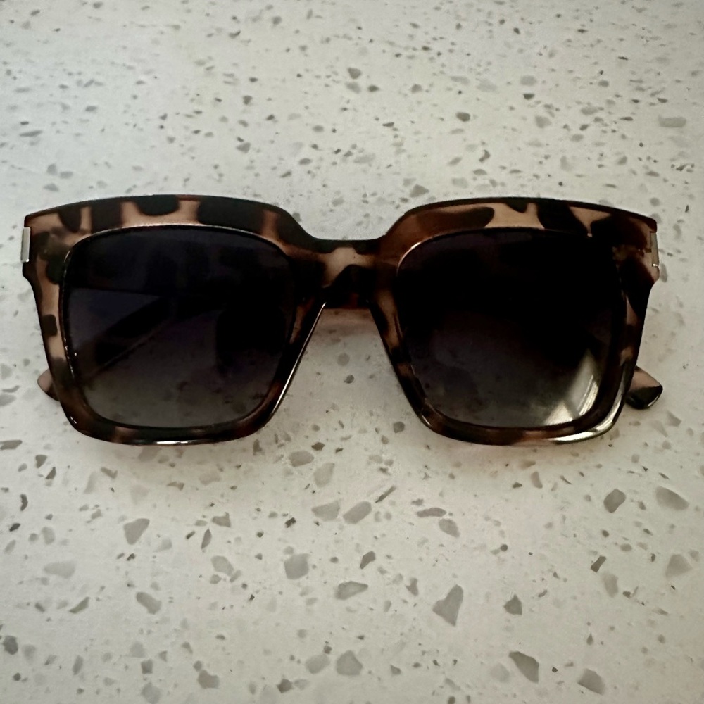 Nectar Emerald Isle sunglasses: Glossy Tortoise Frame with Gradient Black Lens